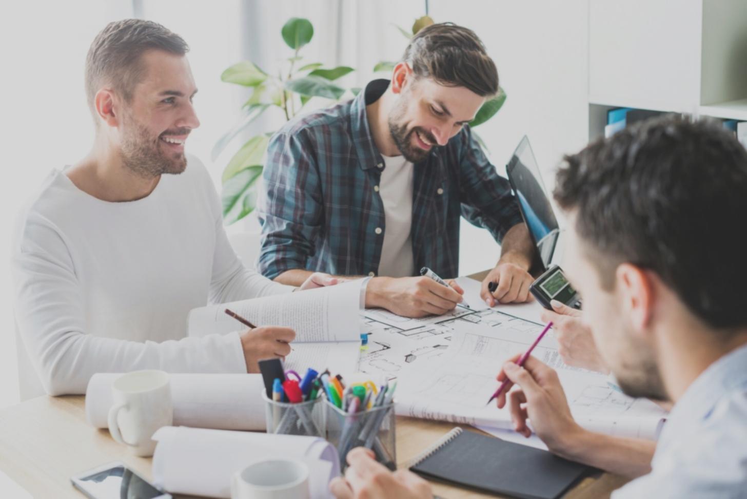 Mesa con materiales de planificación financiera